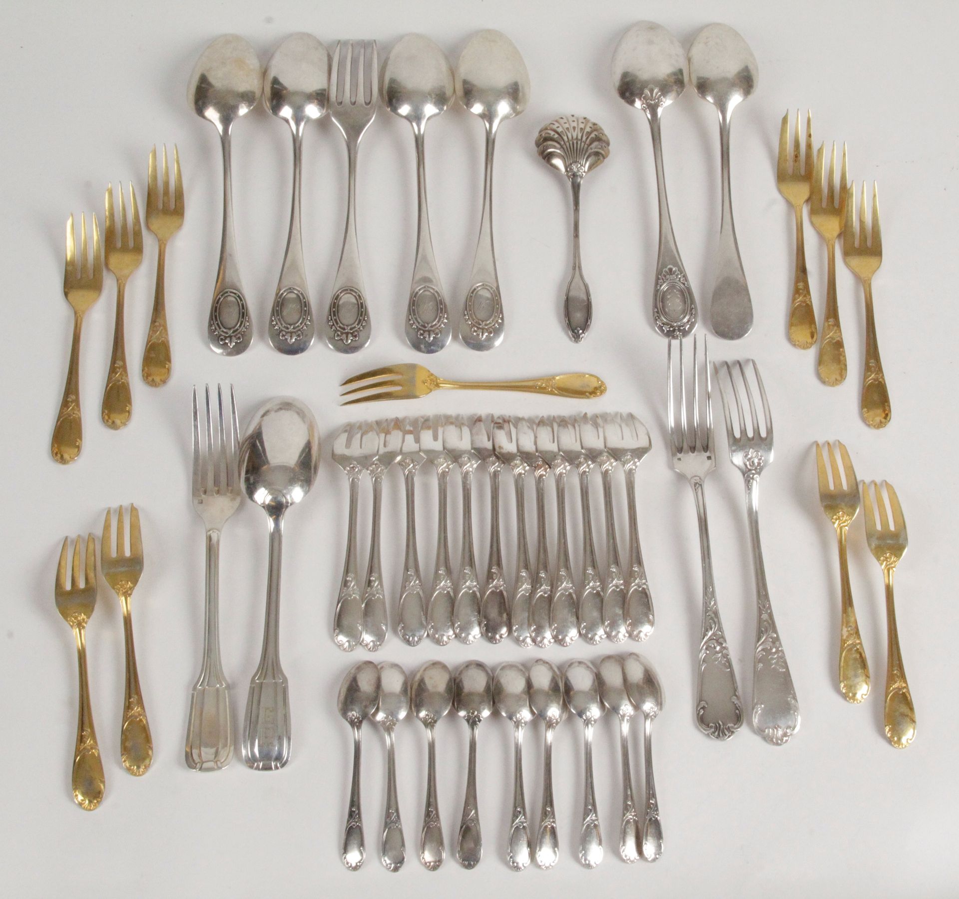 Null 一组银质金属，包括: 

- 一件装饰艺术风格的餐具，上面有GR的字样。

- 双叉罗盖尔模型。

- 六个勺子和一个叉子，奖章，上面写着MR.

-&hellip;