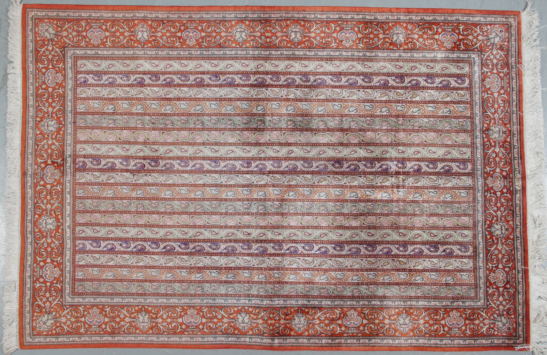 Null GHOUM地毯（伊朗），丝绸材质，署名 "Ghoum"，大约在1965/1970年沙阿时代。

Bayadere装饰：带状和条纹镶嵌着风格化的bote&hellip;