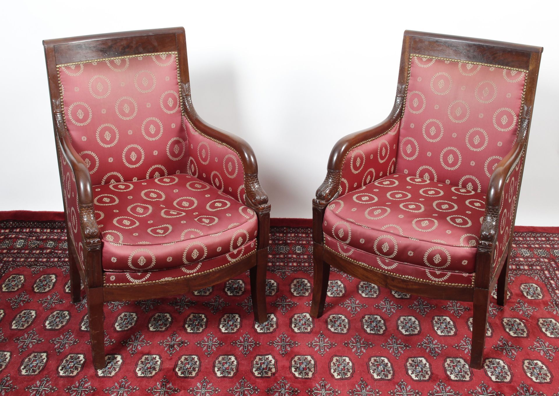 Null Pair of mahogany and mahogany veneer armchairs. Straight back, dolphin-head&hellip;