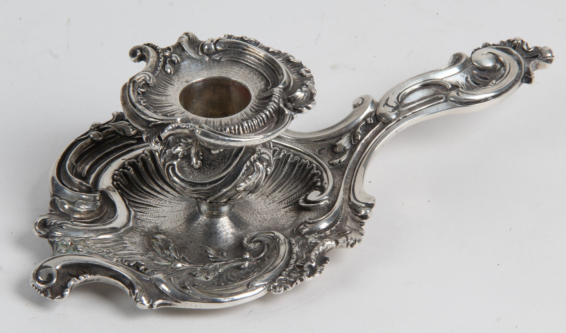 Null KLEINER HANDBOUGEOIR aus 950er Silber mit Rocaillen-Dekor.

Stil Louis XV

&hellip;