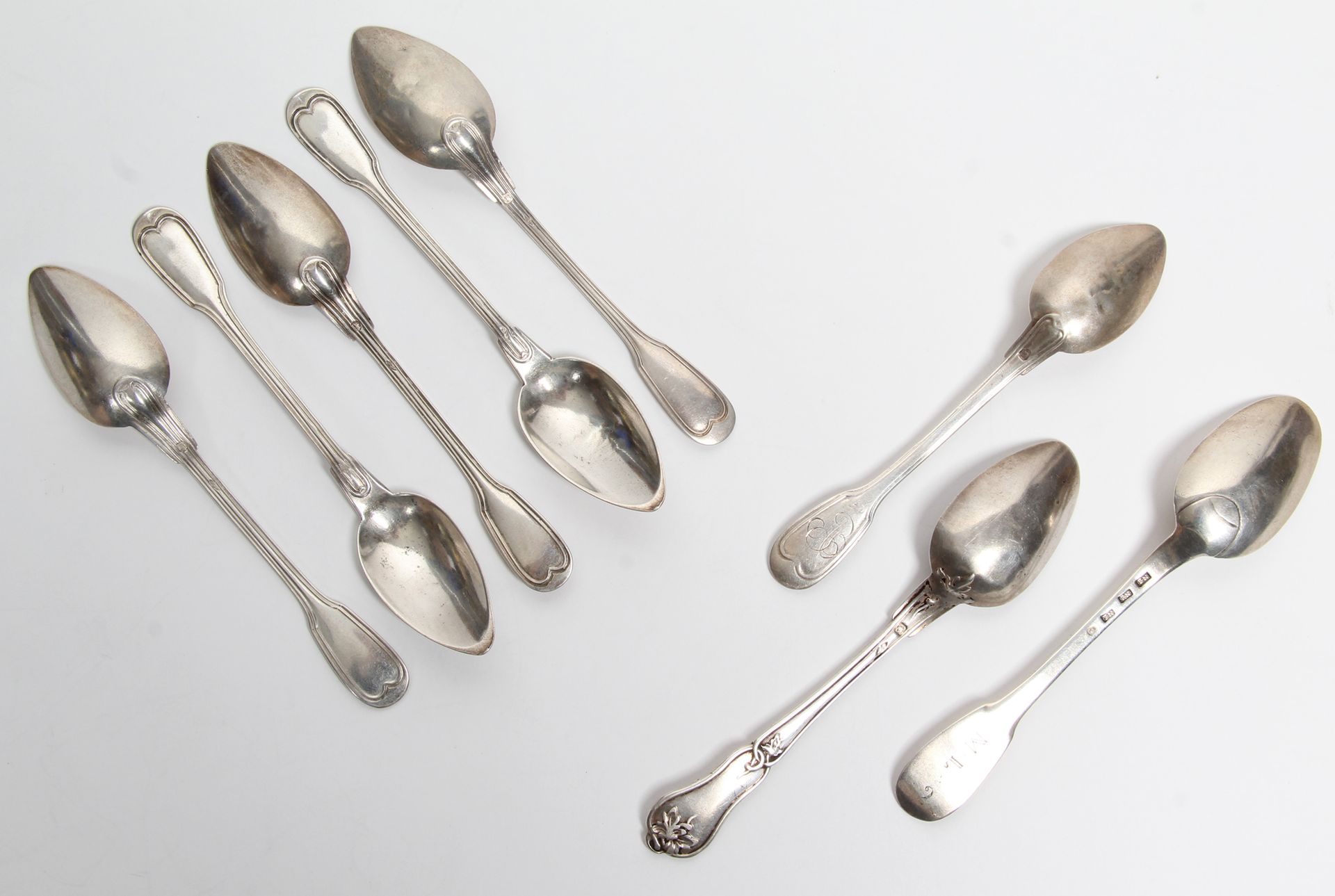 Null LOT OF EIGHT SMALL SPOONS IN SILVER:

- Six with contour filets decoration.&hellip;
