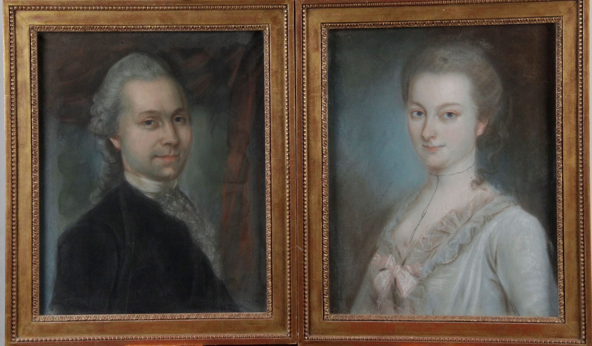 Null 一个19世纪的法国ECOLE，具有18世纪的味道。

"一个男人和一个女人的画像 

两幅粉彩画，形成了一个对应。

(磨损和小事故，一块玻璃损坏）。&hellip;