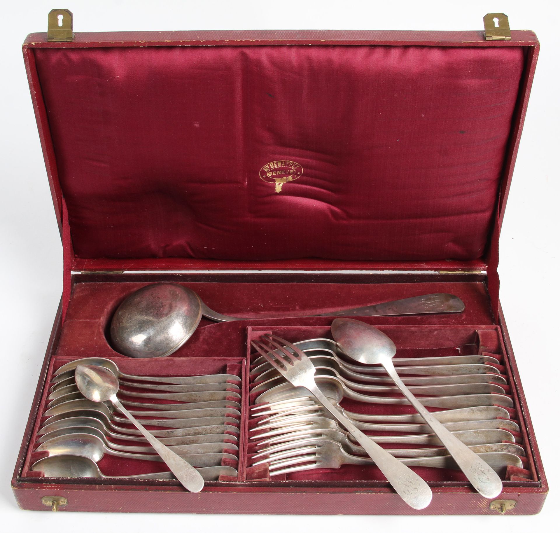 Null 瑞士银色Menagere

Uniplat模型，包括一个勺子，六个餐具和十二个勺子。在他们的原案中。

Goldsmith : Demaffey在日内&hellip;