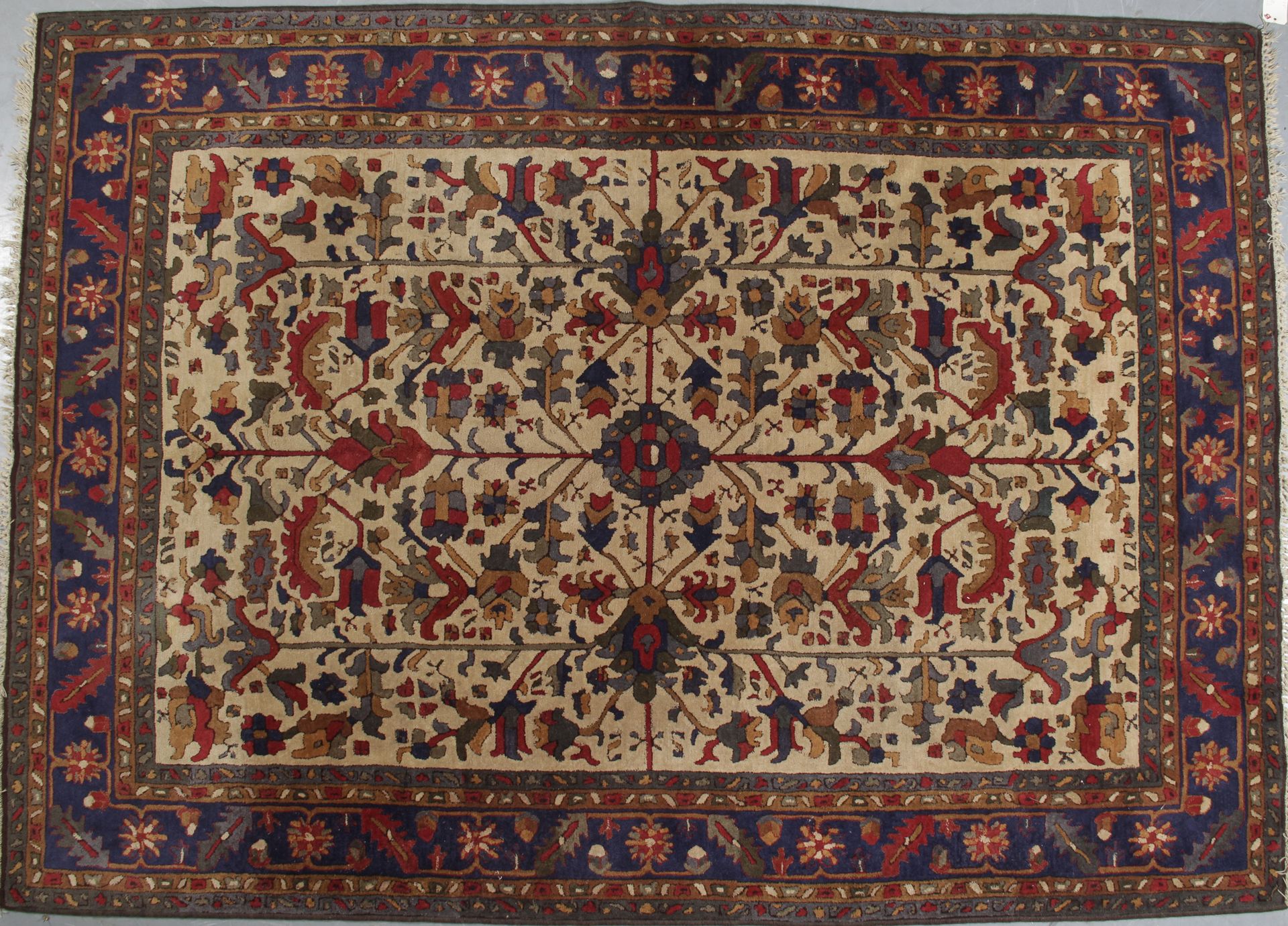 Null JANUS地毯（法国）约1920年。

米色背景上装饰有风格化的花环。

175 x 245厘米