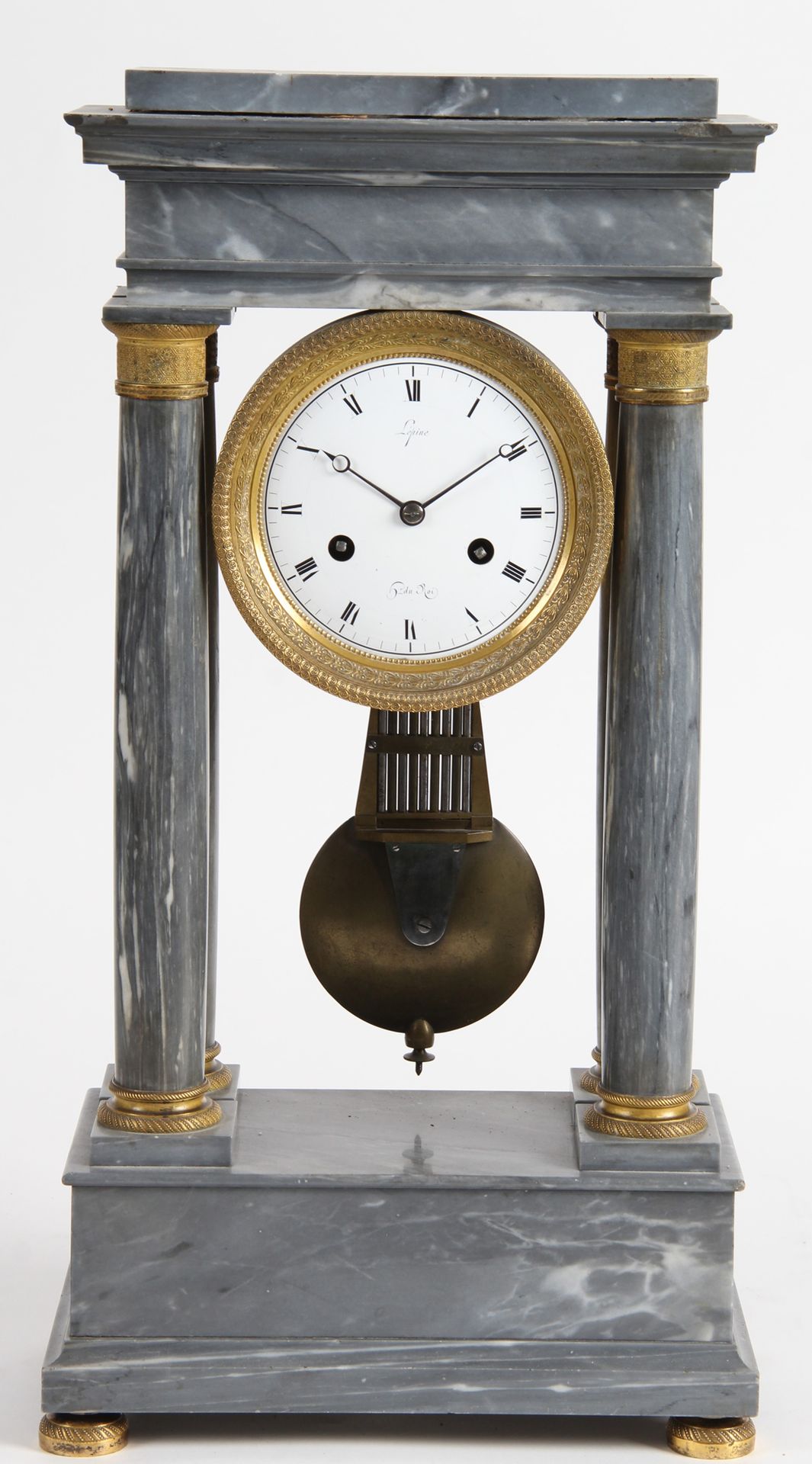 Null PORTICAL CLOCK, in grey marble, bases and capitals in gilt bronze. White en&hellip;