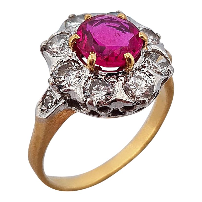 Null 戒指 
饰有花朵图案，捧着一颗重约1.10克拉的圆形红宝石，周围是明亮式切割钻石。镶嵌在铂金和18K黄金中。法国的工作。 
巴黎宝石证书：比尔曼--未&hellip;