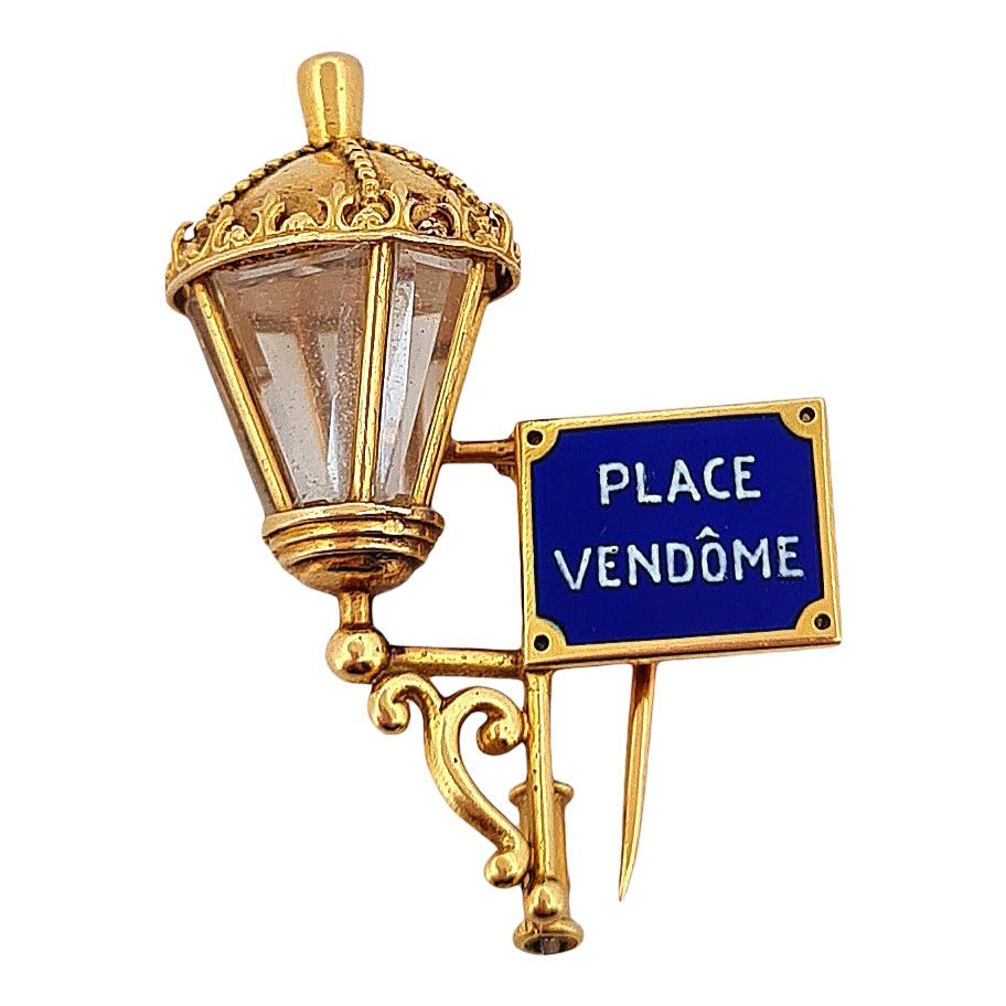 Null 茅伯辛 
1950'S
place vendôme "灯笼胸针
拿着一盏巴黎的路灯，三个斜面水晶窗，装饰着一个蓝色的珐琅板，上面写着 "旺多姆广场"。&hellip;