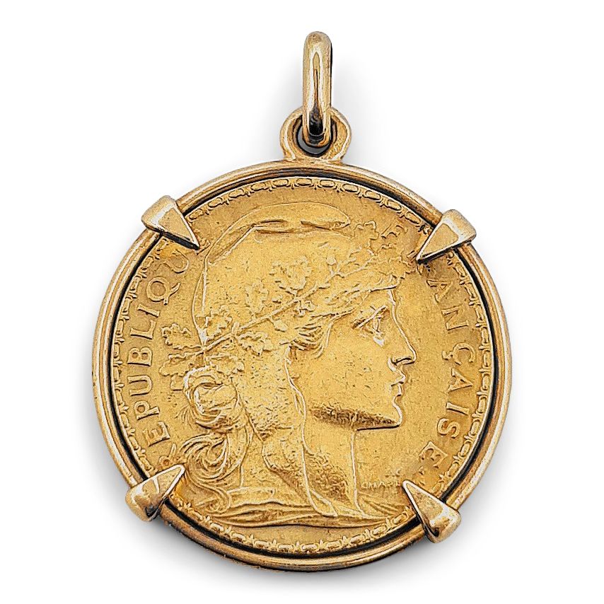 Null 坠子
饰有1911年的20法郎硬币。镶嵌在18K黄金中。法国的工作。 
直径：2.3厘米。 
毛重：8.18克。 

一个黄金硬币吊坠。
