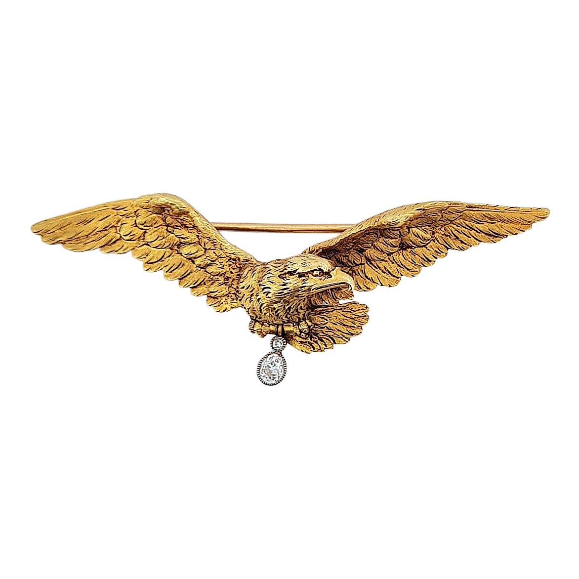 Null 小册子 
呈现出一只张开翅膀的鹰，它的吊坠上有两颗老式切割的钻石。镶嵌在18K黄金上。法国的工作。 
尺寸：7.2 x 2.5厘米。 
毛重：21.8&hellip;
