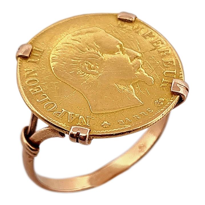 Null BAGUE
retenant une pièce de Napoléon III de 10 Francs de 1859. Monture en o&hellip;