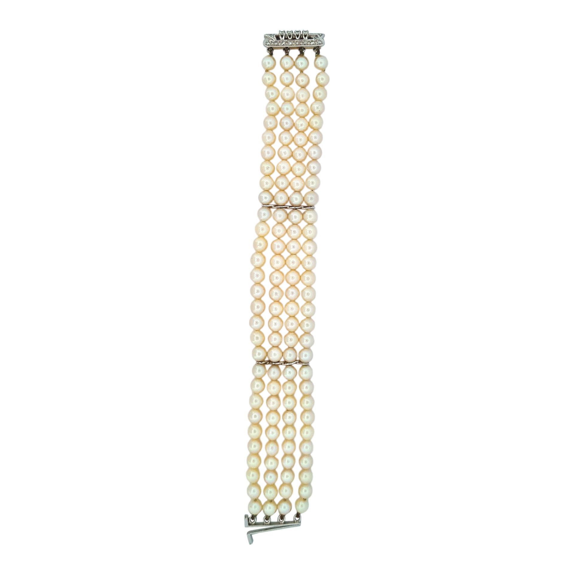 Null 手镯 
持有四排白色珍珠（未测试）。扣子有一个线性设计，并镶有明亮式切割和8/8钻石。镶嵌在18K白金中。法国的工作。 
长度：18.5厘米。
厚度：&hellip;
