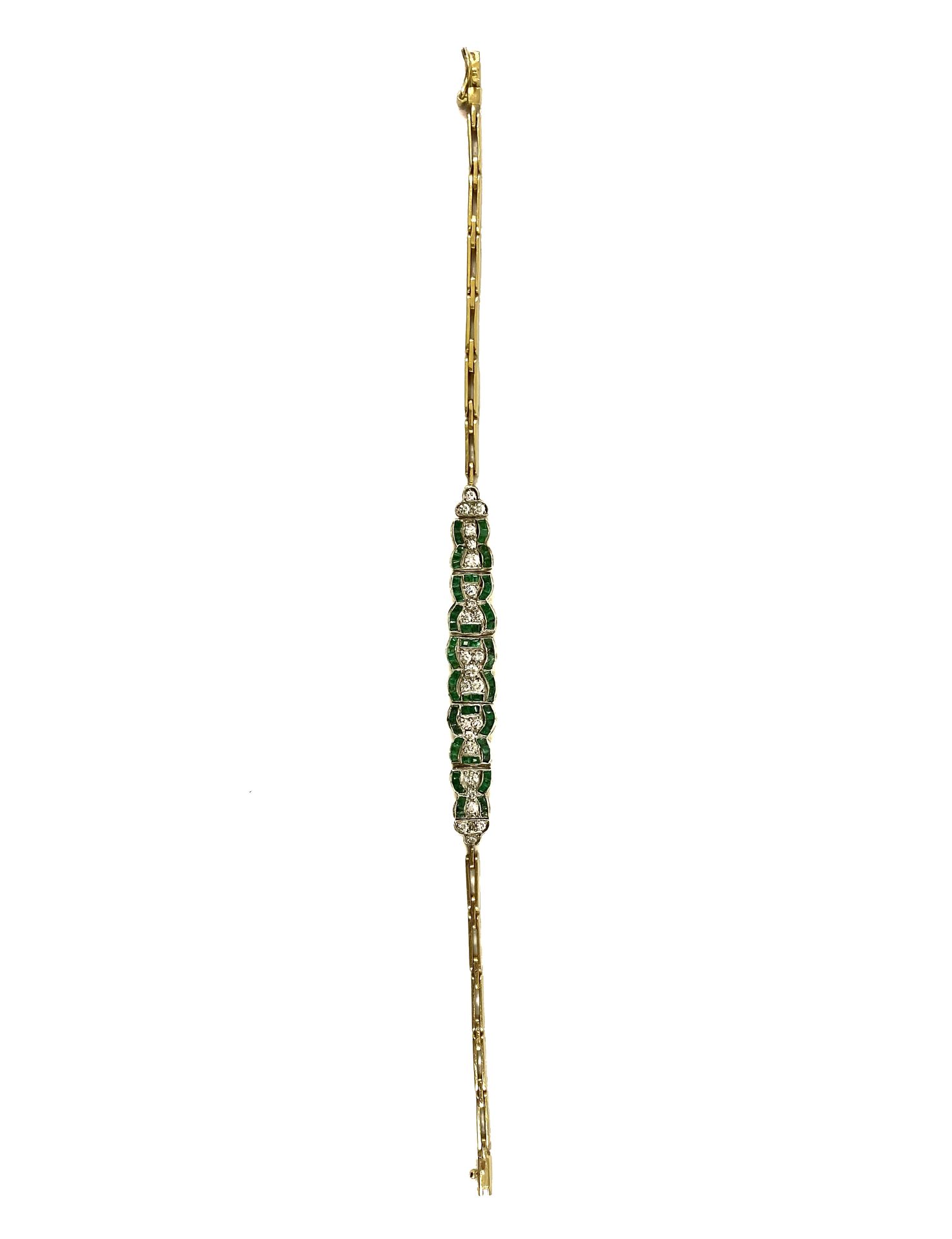 Null 艺术装饰
手镯
饰有一连串铺有校准的祖母绿（碎片）和明亮式切割钻石的链接。镶嵌在18K黄金和银上。安全扣。 
长度：17.5厘米。
毛重：11.37克&hellip;