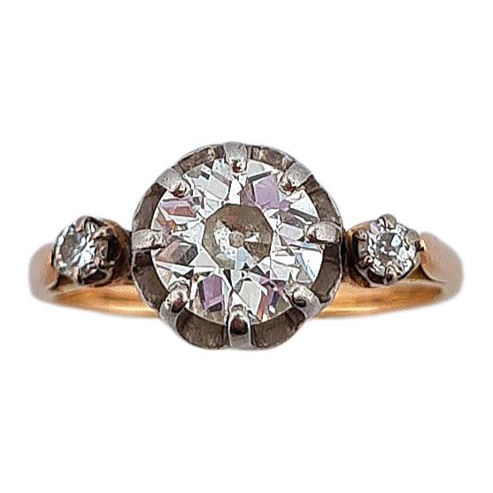 Null RING 
mit einem Altschliff-Diamanten von etwa 1 Karat, der von zwei Altschl&hellip;