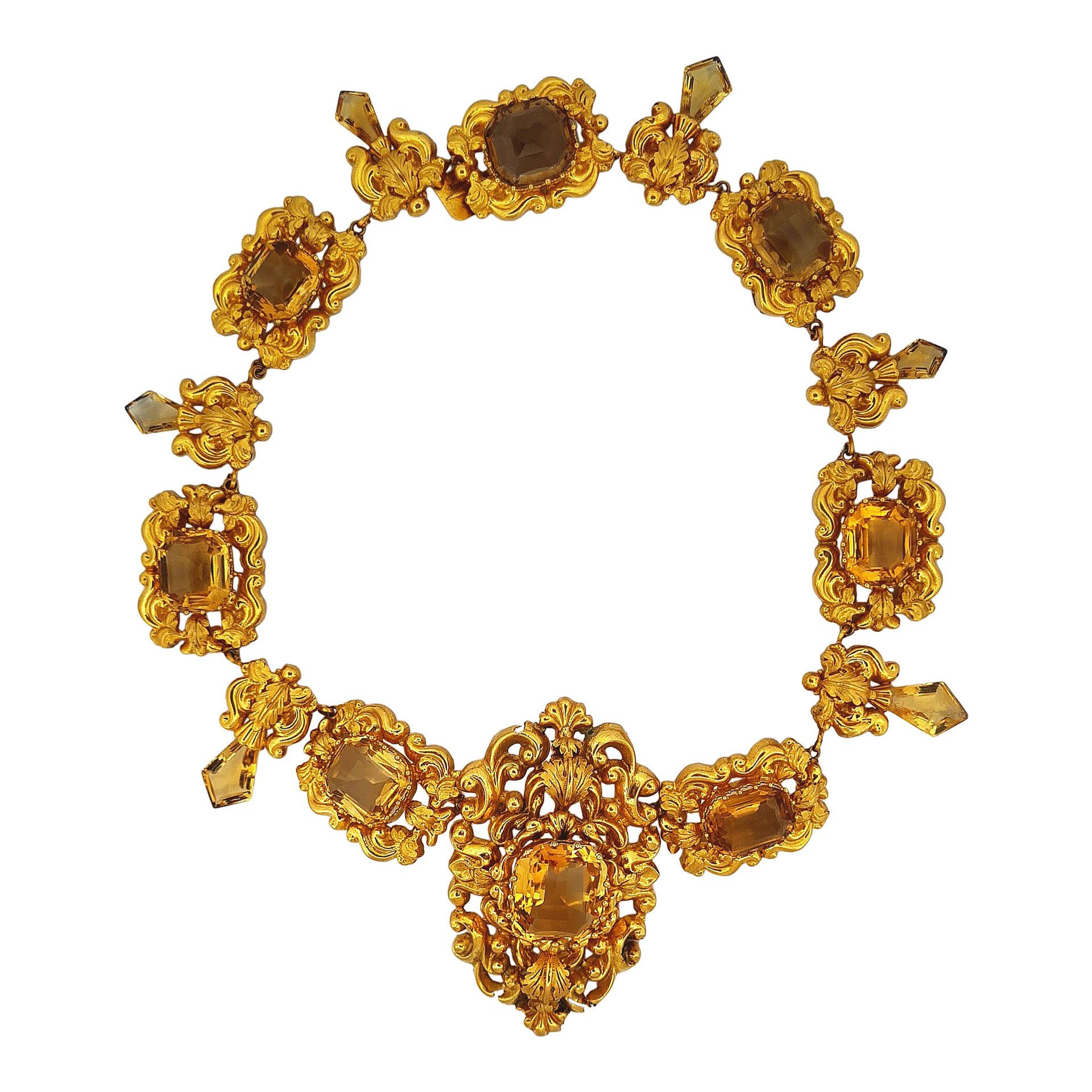 Null 查尔斯-X
珠宝首饰 
拿着一条项链，一个胸针和两个手镯。镶嵌在18K黄金中的植物装饰，由长方形切割的黄水晶点缀。两条手链可以组成一条项链。 
胸针的&hellip;