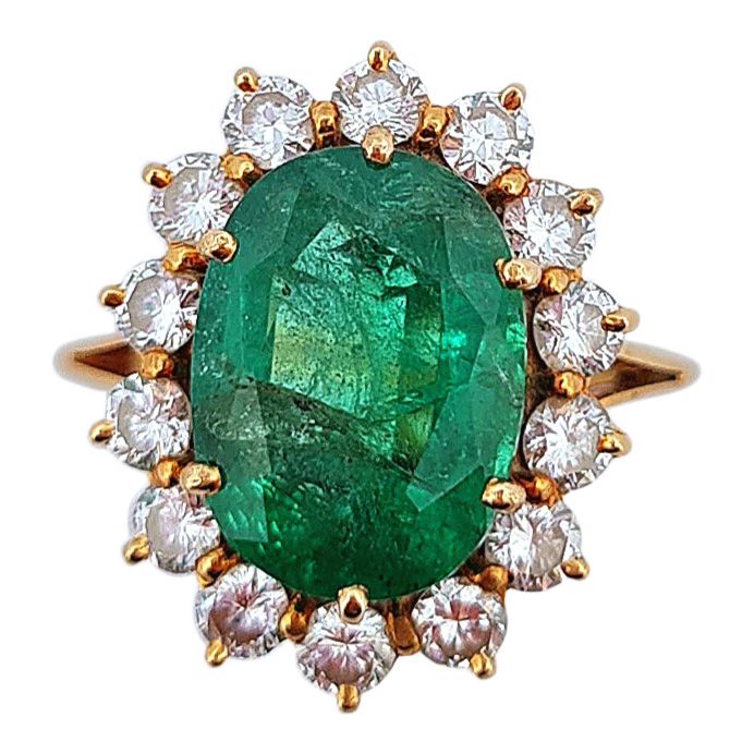 Null DAISY 戒指
镶嵌在明亮式切割钻石中的约3克拉的椭圆形祖母绿（表上有一个碎片）。镶嵌在18K黄金中。法国作品。 
鉴定编号：52。
总重量：4.7&hellip;