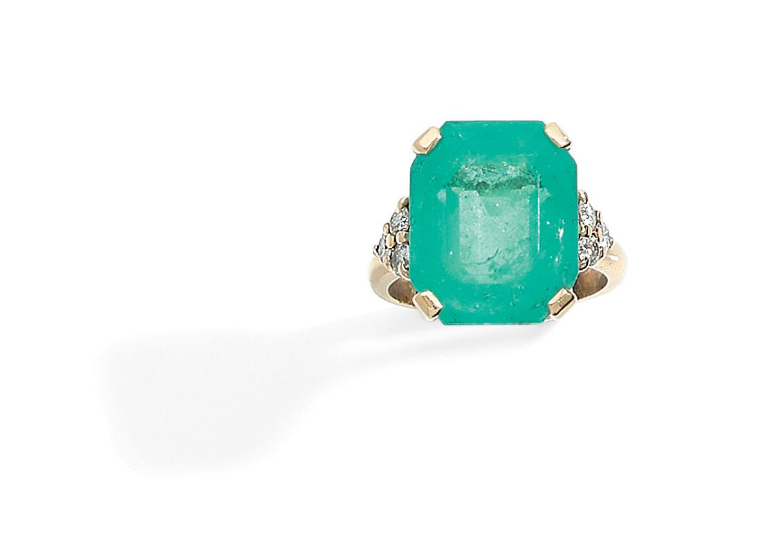 Null RING
mit einem rechteckigen Smaragd von etwa 14 Karat und 6 Diamanten im Br&hellip;