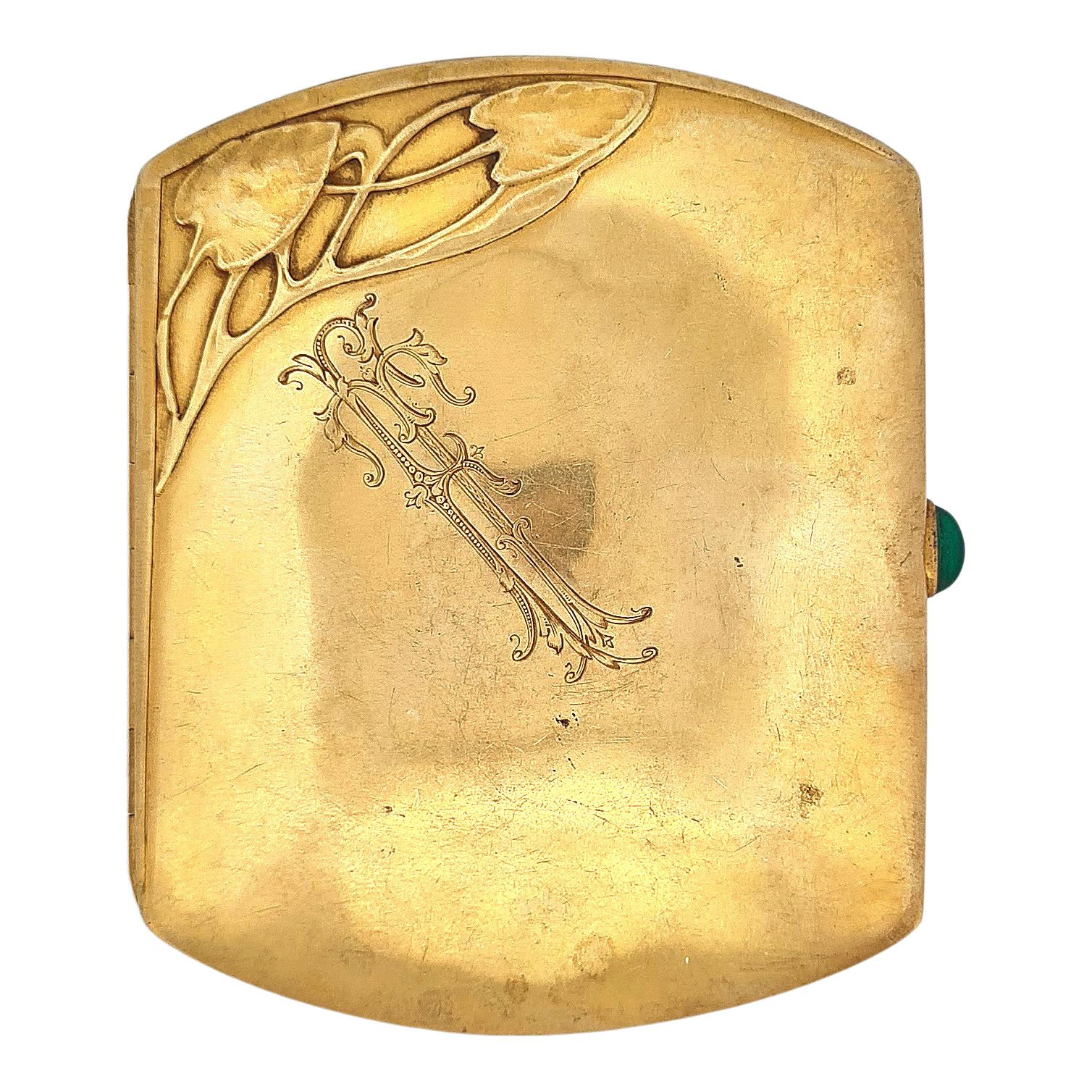 Null 新艺术
雪茄盒
饰有植物图案，刻有F和T的字样。镶嵌在18K黄金中。扣子上有一个凸圆形的绿色石头。 
尺寸：9 x 7.8厘米。 
毛重：103.50&hellip;