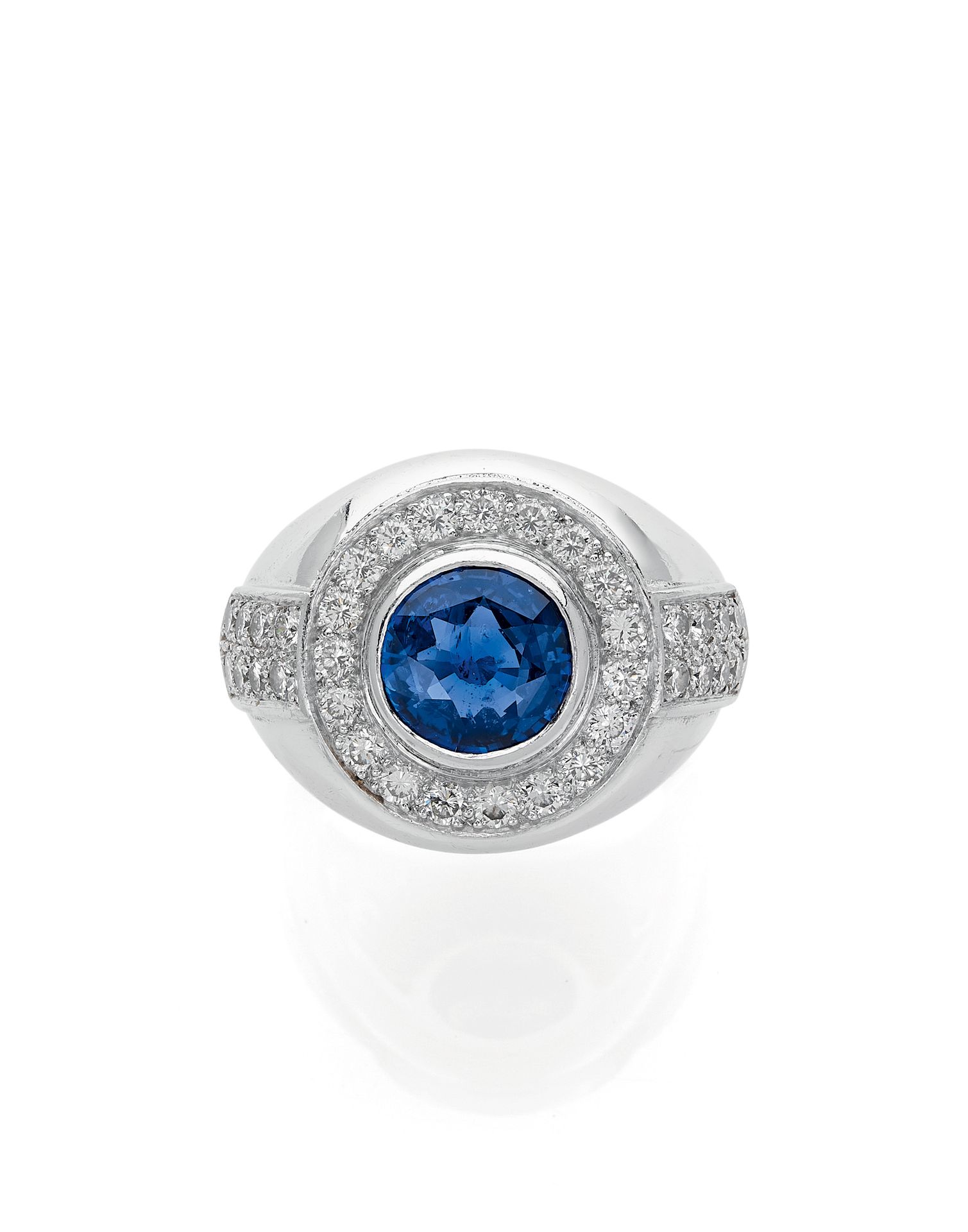 Null 重要的铃声 
持有一颗约3.50克拉的圆形蓝宝石，并镶嵌有明亮式切割钻石。戒指上镶嵌着两行明亮式切割钻石。这枚戒指是用铂金镶嵌的。法国的工作。 
巴黎&hellip;