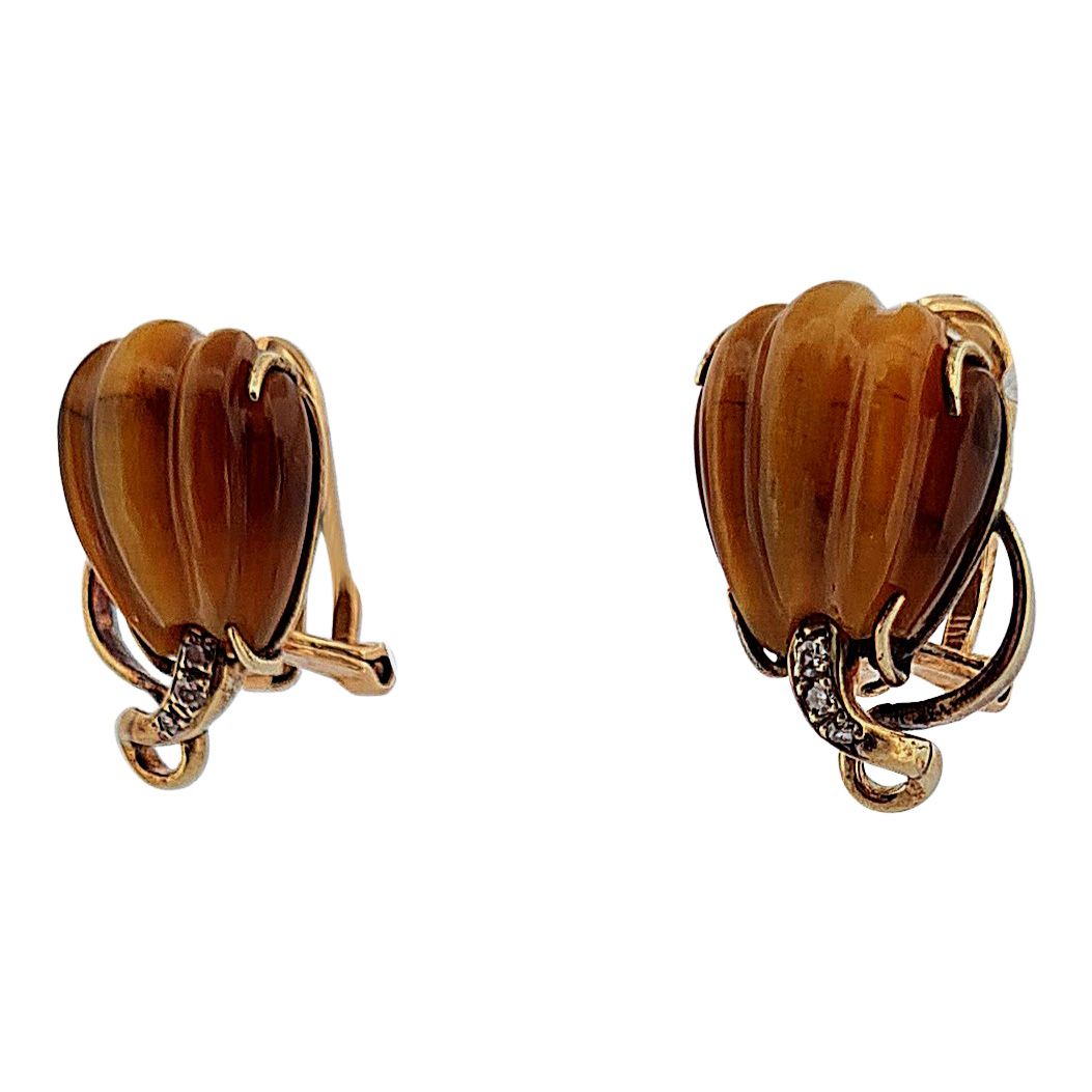 Null PAIR OF EARRINGS
holding a godronnée agate with a volute punctuated with 3 &hellip;