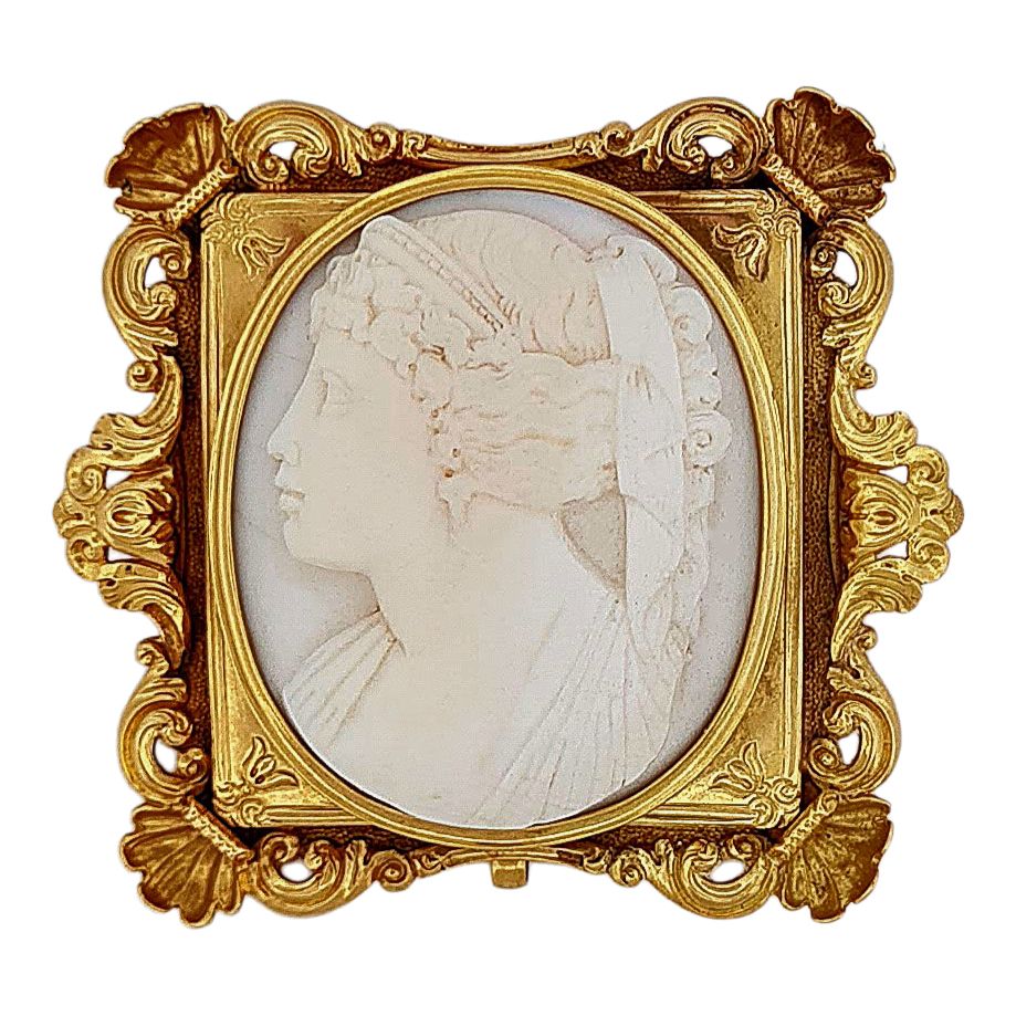 Null 19世纪末
小册子
玛瑙上的浮雕装饰，长方形框架内有交错的装饰。镶嵌在18K黄金中。 
尺寸：5x 5.6厘米。 
毛重：29.80克。 

一枚浮雕&hellip;
