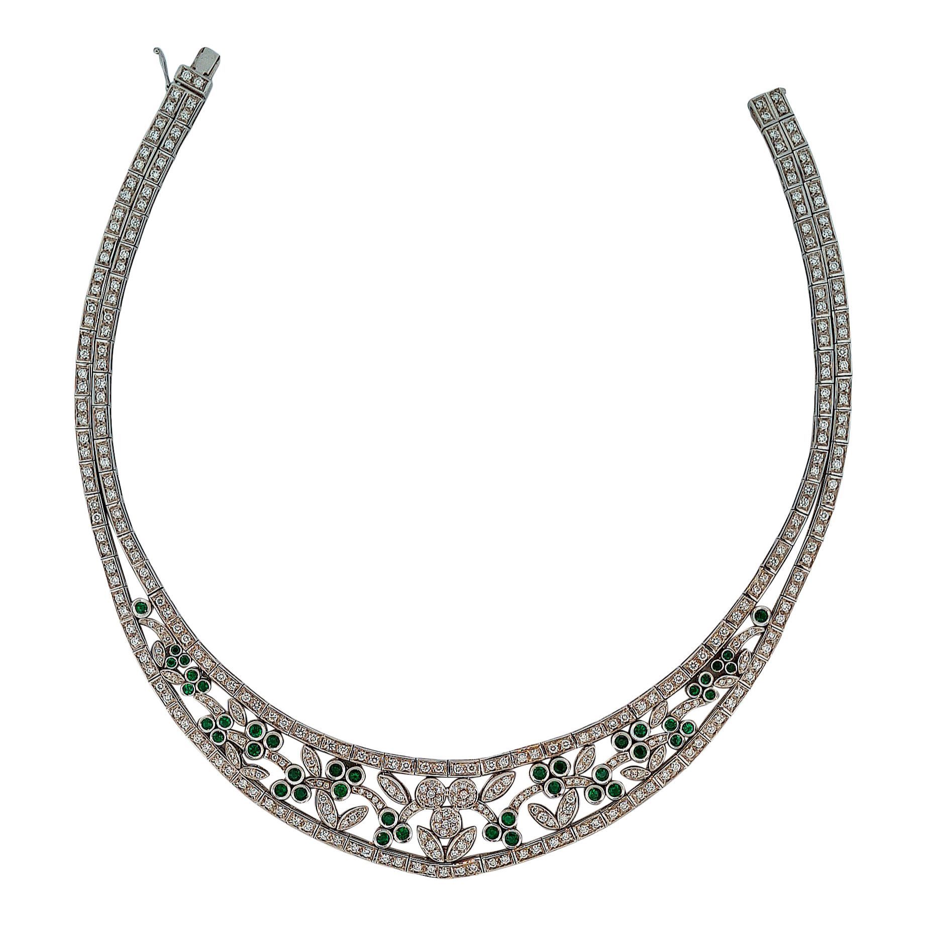 Null 重要项链
饰以植物图案，铺以明亮式切割钻石和绿宝石。镶嵌在18K白金中。安全扣。意大利的工作。 
颈部长度：40厘米。 
毛重：91.96克。 

一&hellip;