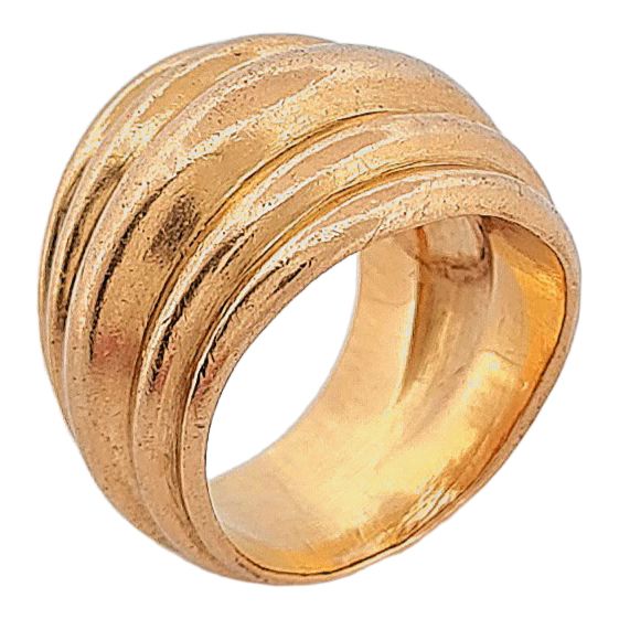 Null BAGUE 
retenant un dessin godronné. Monture en or jaune 18K. Travail frança&hellip;