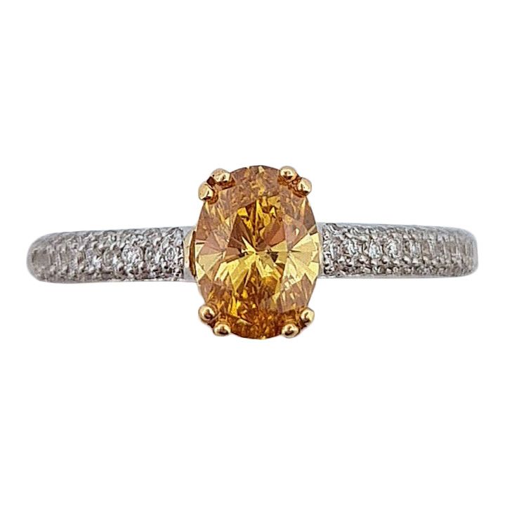 Null RING 
mit einem ovalen Diamanten von 0,81 Karat, der von einer Reihe Diaman&hellip;