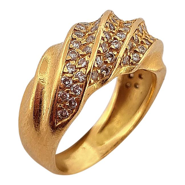 Null 戒指 
拥有一个由6行明亮式切割钻石点缀的线性设计。镶嵌在18K黄金中。法国的工作。 
TDD : 48.5. 
毛重：5.24克。 

一枚钻石和黄&hellip;