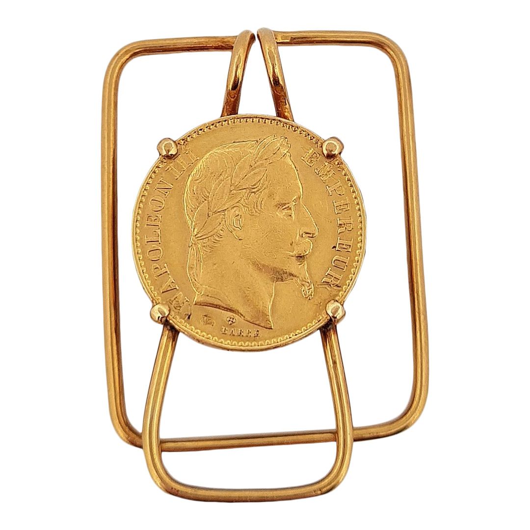 Null 卡地亚
钱夹
拿着一枚1866年的拿破仑三世轮廓的硬币。镶嵌在18K黄金中。有签名和编号的。法国的工作。在其原来的情况下。 
尺寸：4.3 x 2.9&hellip;