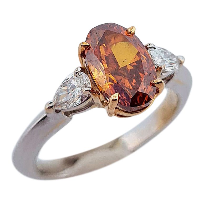 Null RING 
verziert mit einem ovalen Diamanten von 2 Karat, der von zwei tropfen&hellip;
