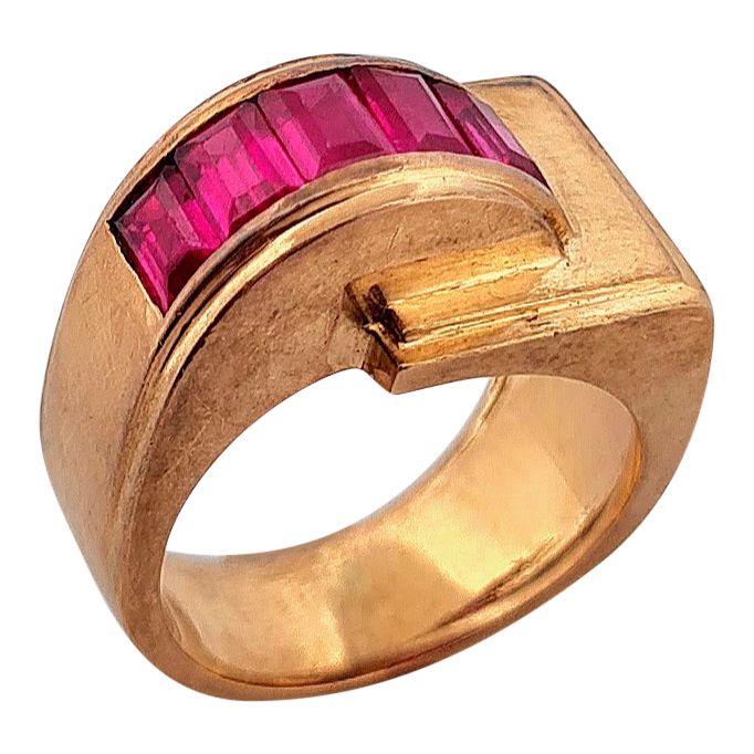 Null 罐环 
拿着一个带有粉红色石头线条的几何设计。镶嵌在18K黄金中。法国的工作。 
TDD : 47. 
毛重：10.96克。 

一枚粉红色石头和黄金&hellip;