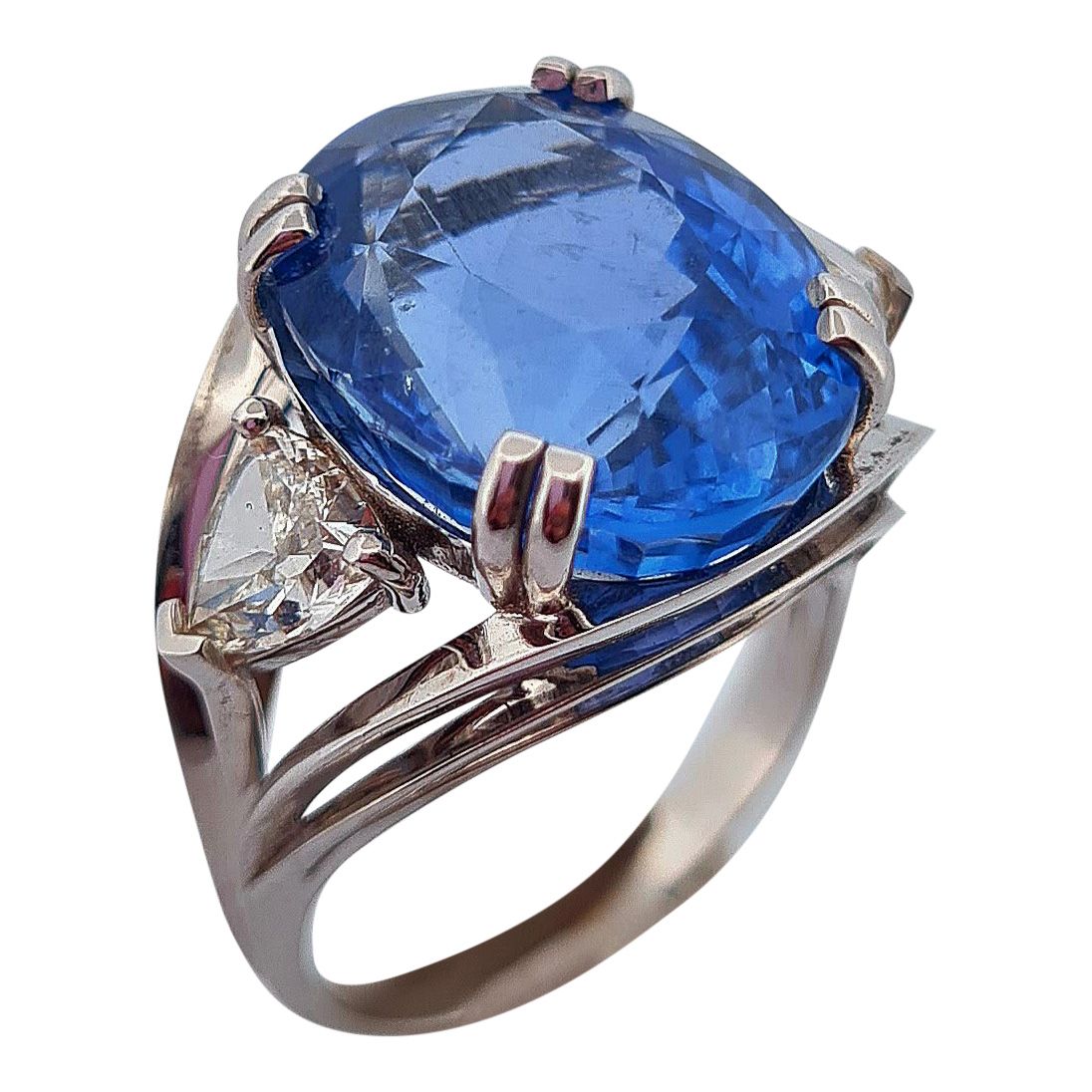 Null IMPORTANT RING 
holding an oval ceylon sapphire of 15.06 carats with two tr&hellip;