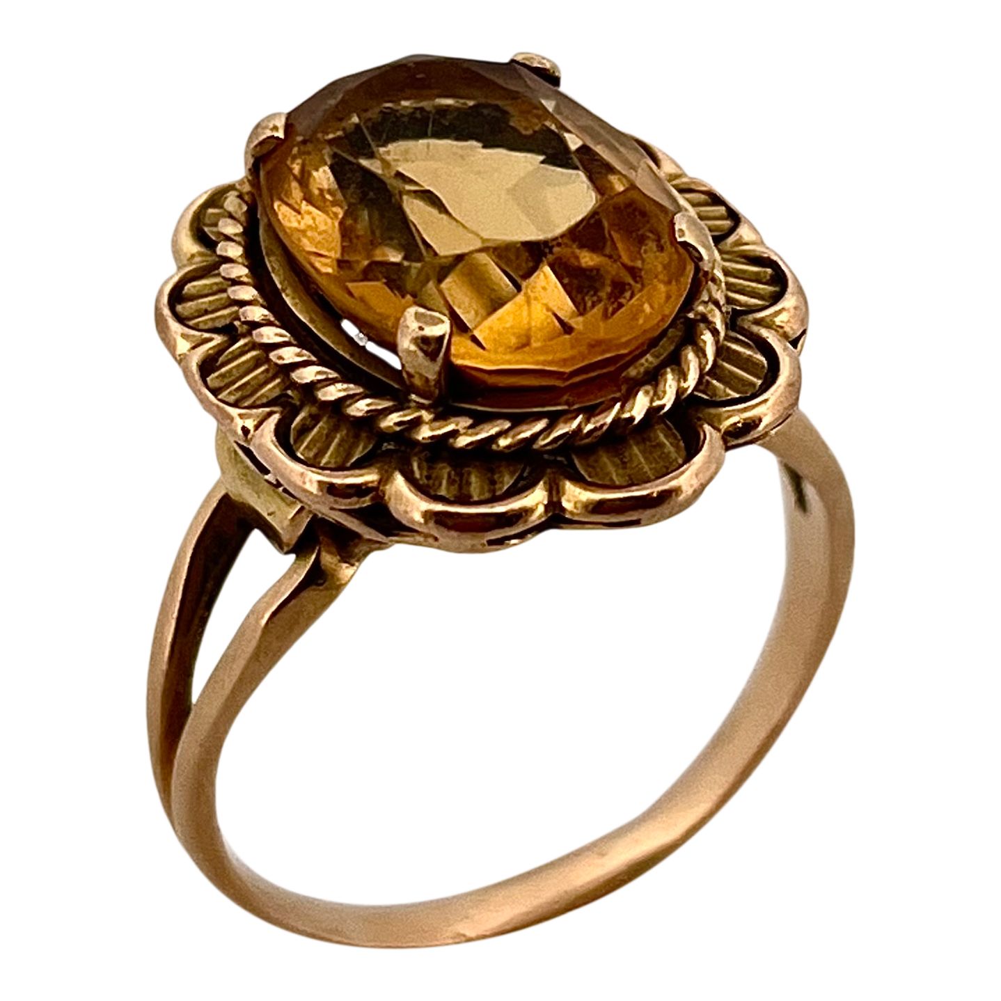Null 戒指 
饰有一朵花，中心是一颗约5克拉的椭圆形黄水晶。镶嵌在18K黄金中。 
TDD : 60.
毛重：6.30克。 

黄水晶和黄金戒指。