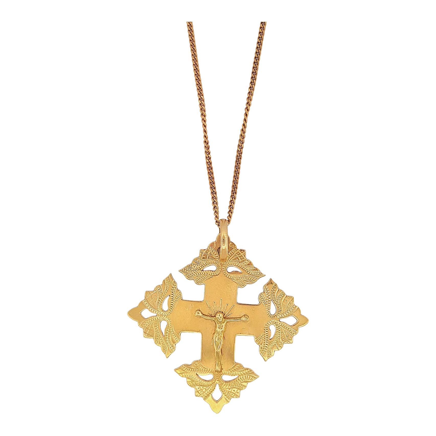 Null 挂件
拿着一个带有基督的十字架的植物装饰。它伴随着一条forçat链接的链条。镶嵌在18K黄金中。法国的工作。 
尺寸：5 x 5.5厘米。 
链条长&hellip;