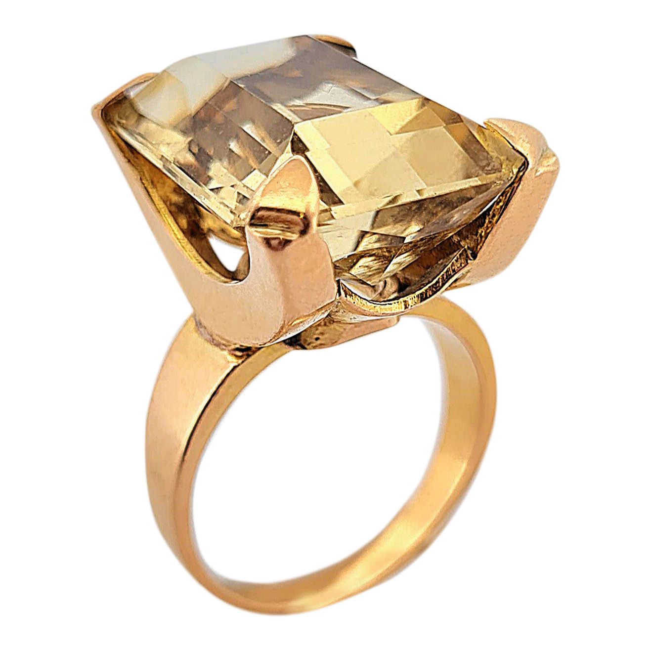 Null BAGUE 
retenant une citrine rectangulaire de 16.5 carats environ. Monture e&hellip;