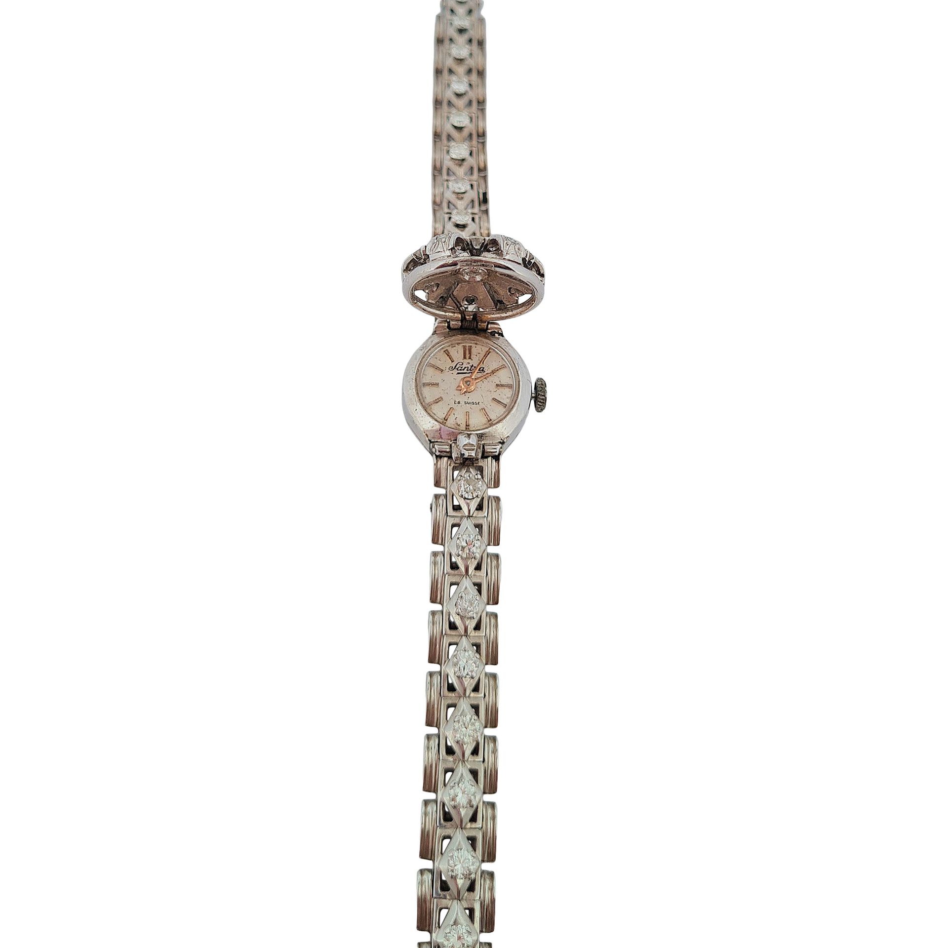 Null MONTRE
retenant un dessin géométrique ponctué de diamants taille brillant. &hellip;