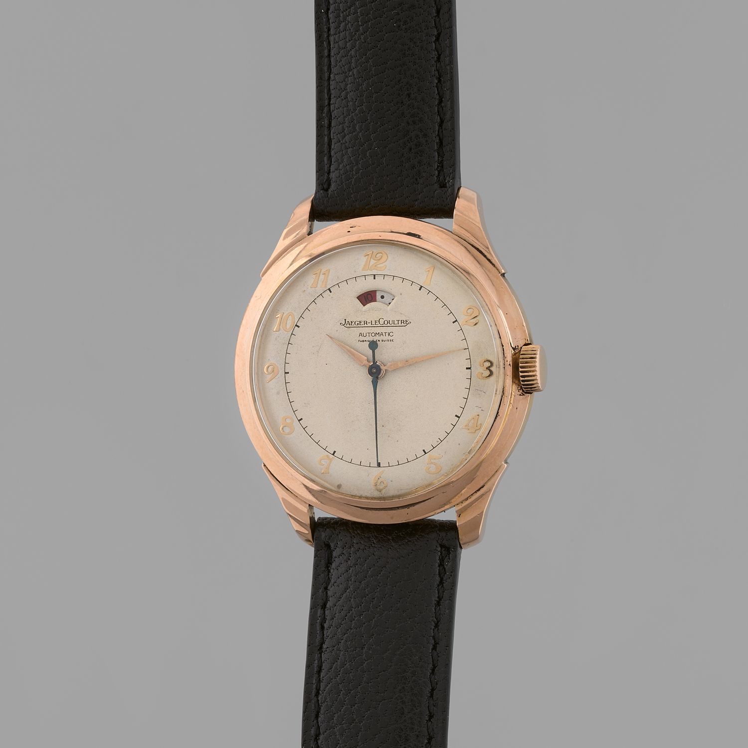 Null Jaeger Lecoultre 
动力储备。 
约：1950年。 
优雅的腕表。750/1000玫瑰金圆形表壳，旋入式表背。米白色表盘上签名："Ja&hellip;