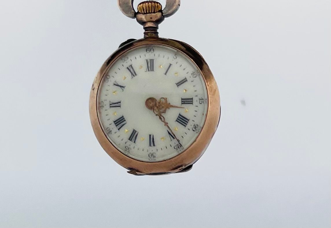 Null COLLAR WATCH . 
珠宝项圈手表。 
约：1900年。 
粉红金项圈表750/1000。圆形的箱子。白色表盘。黑色的指挥棒式时标和金色的虚&hellip;