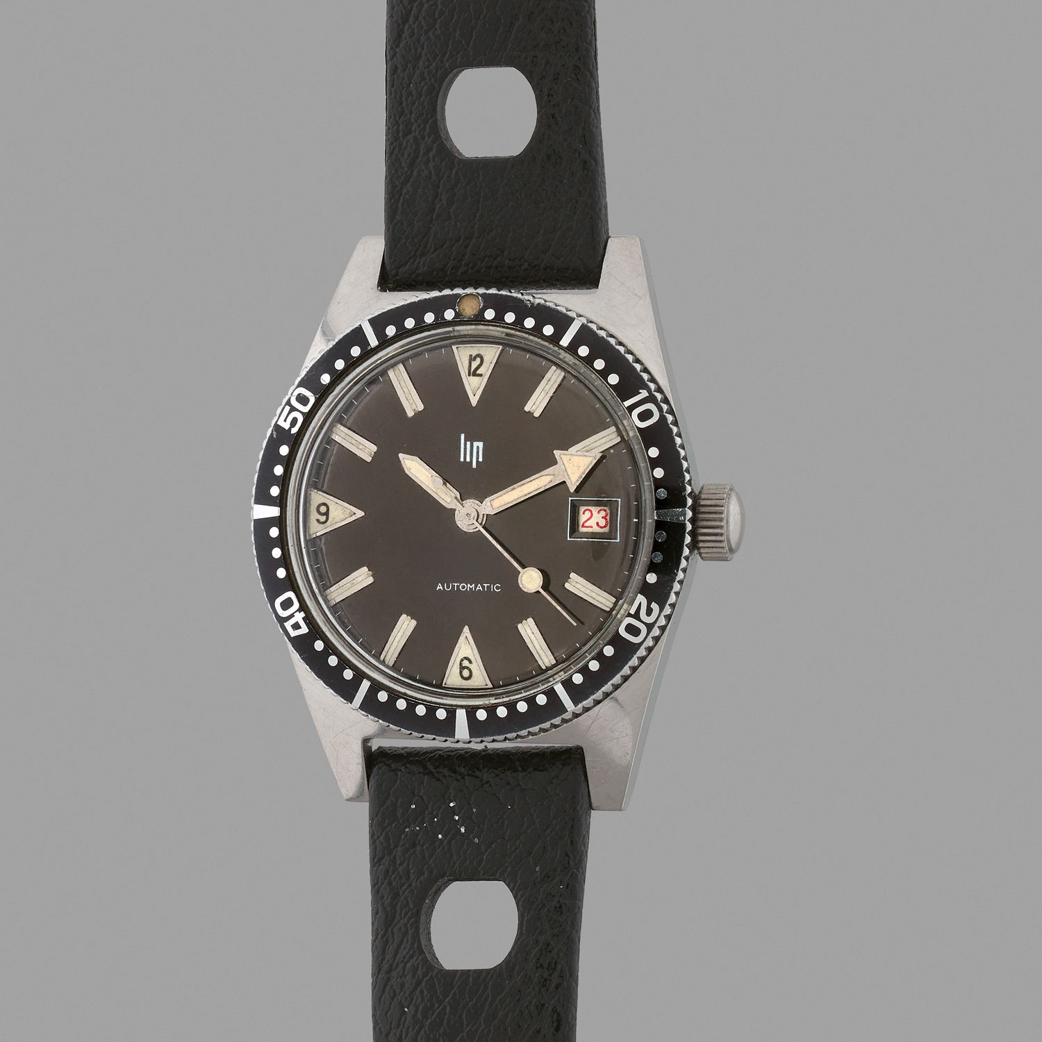 Null LIP
型皮肤潜水员。 
约：1970年。 
不锈钢潜水员腕表。可旋转的黑色凹槽和刻度表圈，带有棒状指示器、圆点和白色阿拉伯数字。黑色表盘上有签名的L&hellip;
