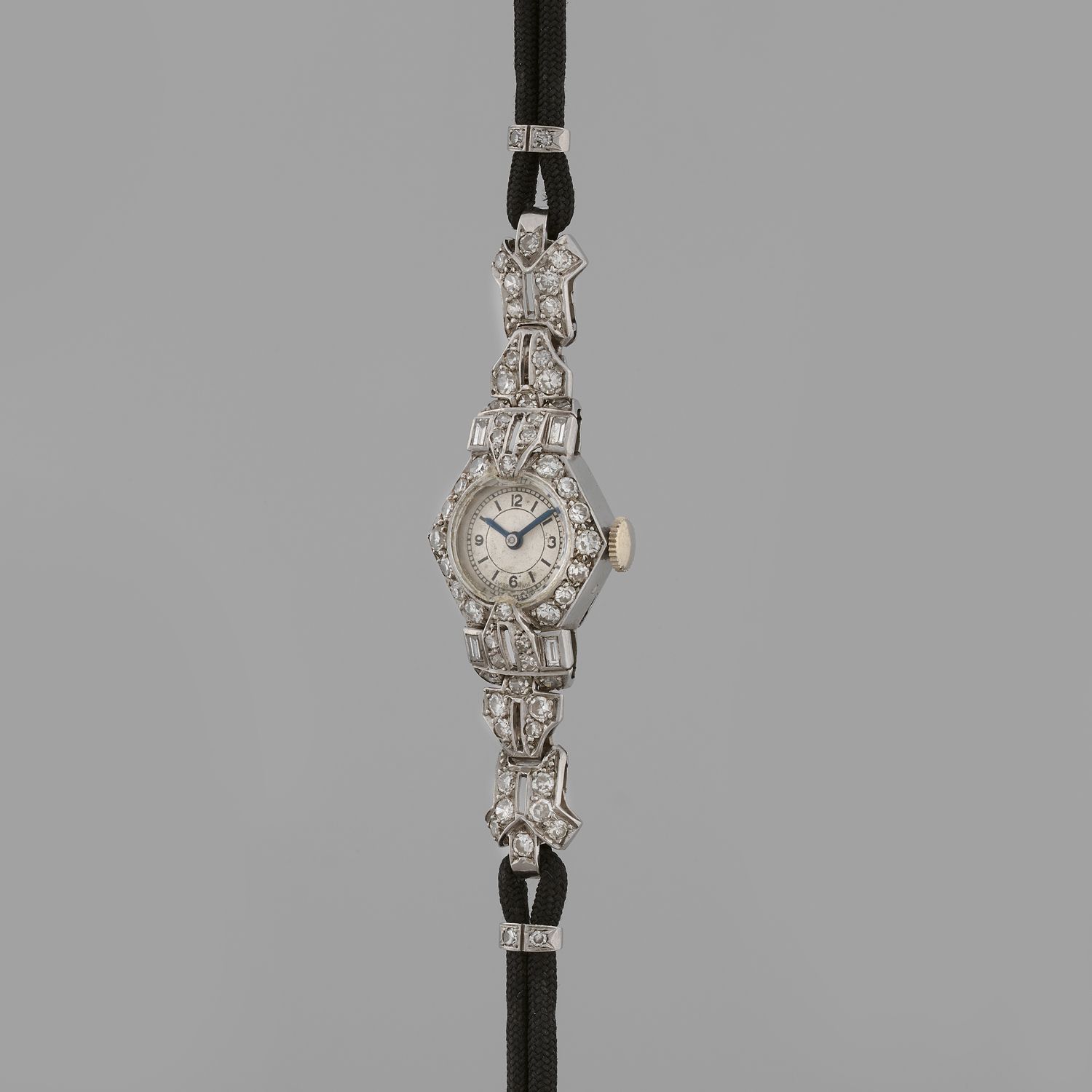 Null 珠宝手表
鸡尾酒会观察。
约：1920年。
优雅的850/1000铂金手镯表，镶有钻石，包括边缘的8/8明亮式切割钻石。铂金六边形表壳，夹式表背。圆形&hellip;