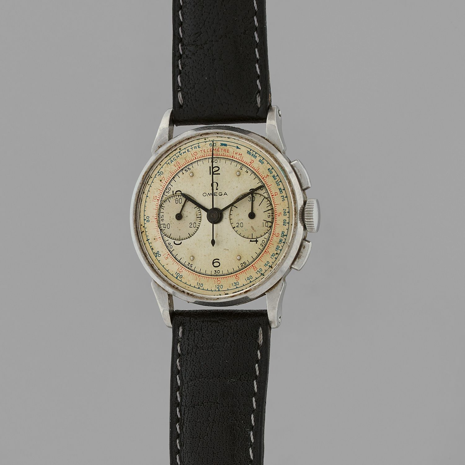 Null OMEGA
27 Chro.
Um das Jahr 1940.
Chronographenuhr aus Stahl. Rundes Gehäuse&hellip;