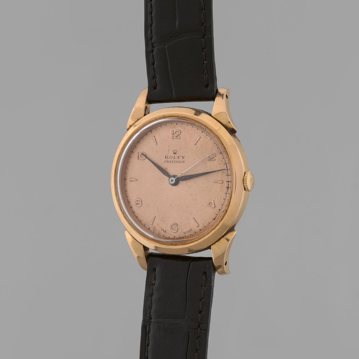 Null ROLEX
精度。 
约：1956年。
750/1000玫瑰金材质的优雅腕表。圆形表壳，背夹式。金色表盘上有ROLEX Précision字样。镀金的&hellip;