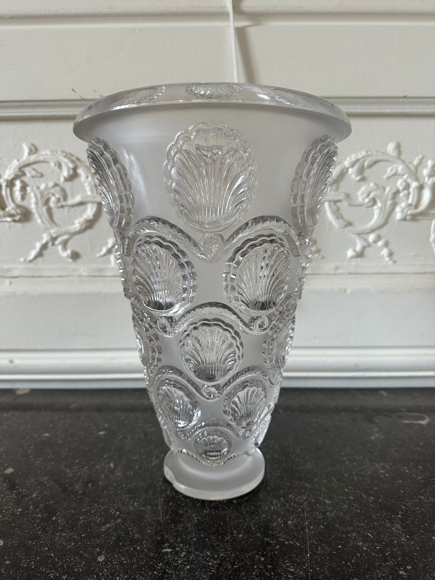 Null 法国LALIQUE公司
贝壳设计的水晶花瓶。
高：30厘米
(脚跟处有缺口)