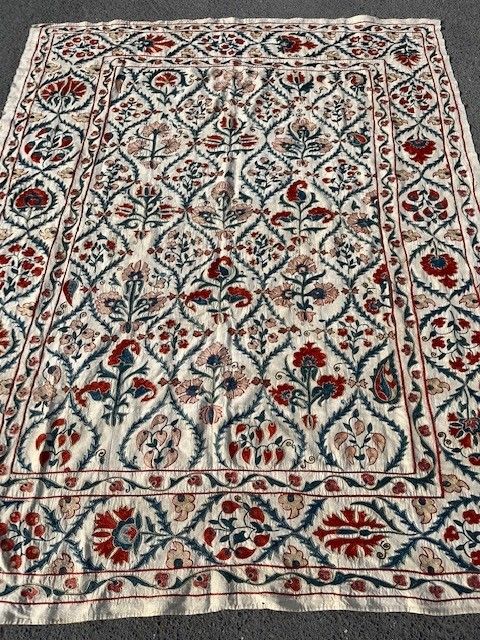 Null 乌兹别克斯坦
美丽的苏萨尼刺绣 
美丽的装饰元素，在挂毯、床罩、桌毯上都有。 
针线活，妇女用于婚礼嫁妆的作品 
棉布和丝绸材质 
状况良好 
象牙色&hellip;