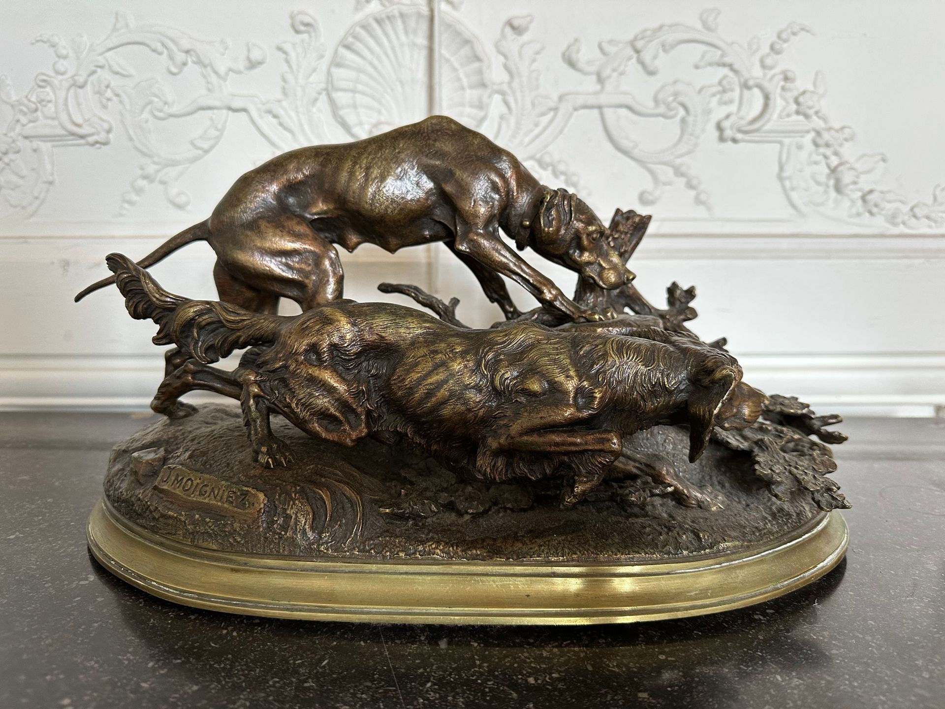 Null 儒勒-莫尼耶斯 (1835-1894)
两只狗在寻找野兔
棕色铜锈的青铜器，平台上有签名
20 x 36 x 16厘米
(铜锈磨损)