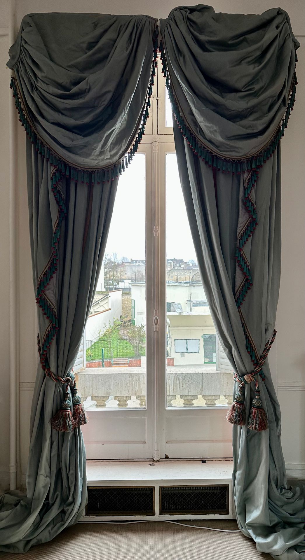 Null 五对浅蓝色棉质和丝质窗帘，带装饰。
20世纪
约400 x 285厘米
(使用状态)

出处: 
巴黎第十六区私人豪宅