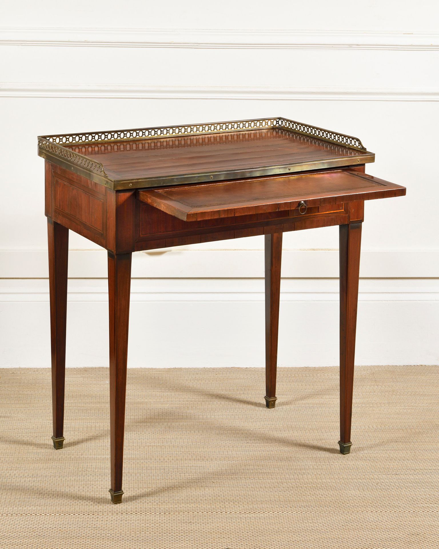 Null 一张贴面和镶嵌的沙龙桌，边上有一个抽屉，中间露出一个架子。木质桌面部分被一个镂空的铜质走廊所包围 
盖有G.IACOB（乔治-雅各布（1739-181&hellip;