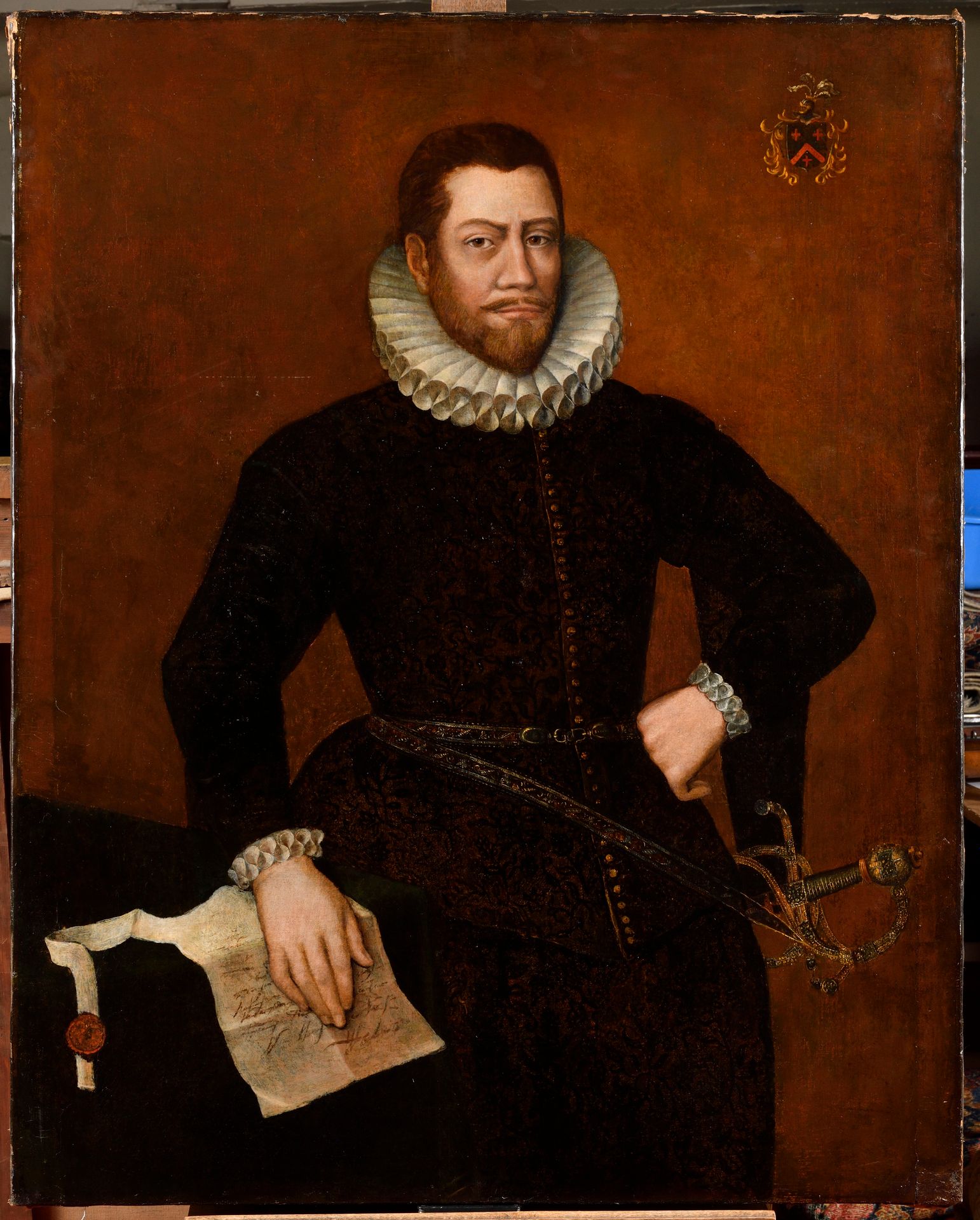Null 德国学校 约1580年
穿着宫廷服装的男子全长画像 
帆布
无框架
高：113厘米
宽度：91厘米
重要的旧修复品

专家：图尔金内阁