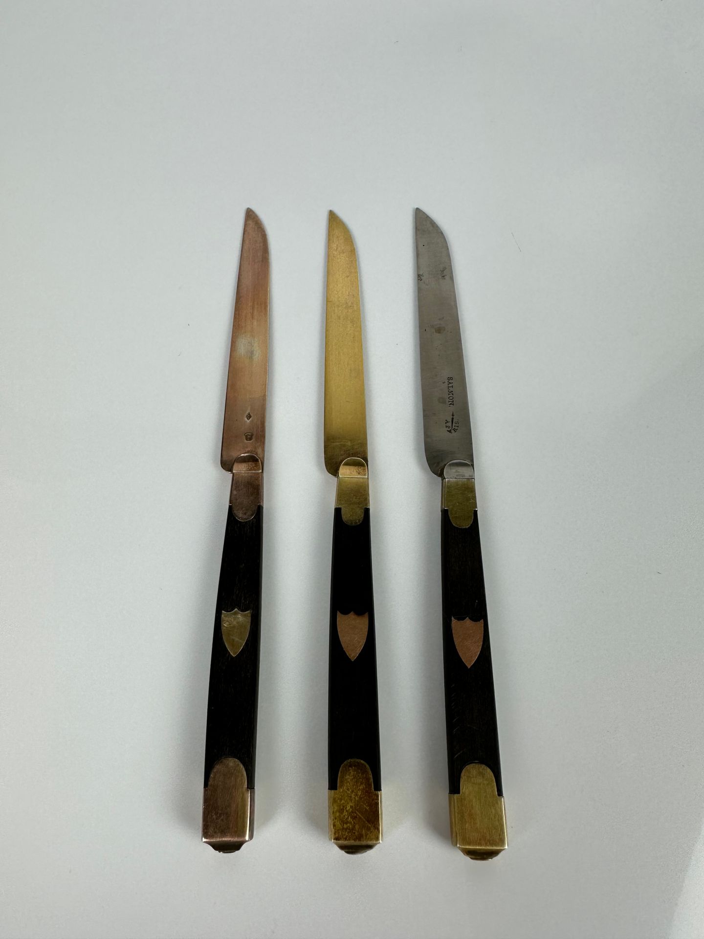 Null 一套四把甜点刀，刀身镀金，手柄为乌木。 
标记为Ier coq 
19世纪 

我们加入: 
十七把类似型号的钢质刀，签名为SALMON，两把银质刀，&hellip;