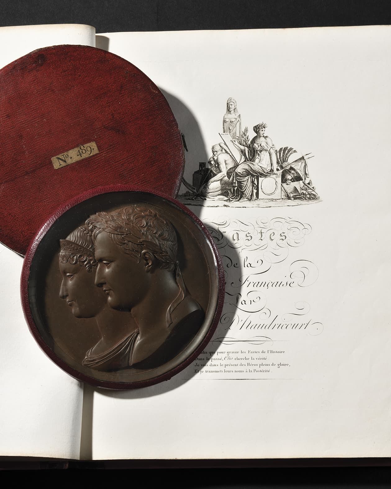 Null 奖章
代表拿破仑一世皇帝和玛丽-路易丝皇后的铜质奖章，以低浮雕的方式呈现。
19世纪初
在玻璃下，装在一个有标签的摩洛哥盒子里：N°489
深度：14&hellip;